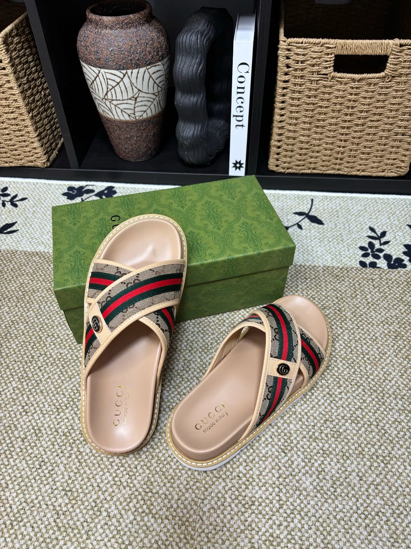 Factory 💰 300 yuan Gucci slippers] high-end men's shoes brand official website 1:1 latest masterpiece: original mold customization, the fabric is made of imported original materials, upgraded outsole, lighter and non-slip. The market's top quality, simple yet tasteful, a must-have for fashionistas, fashionable at your feet, full of confidence, the same style at the counter 👍The season of summer slippers is here. Code: 38-45 (45 customized)